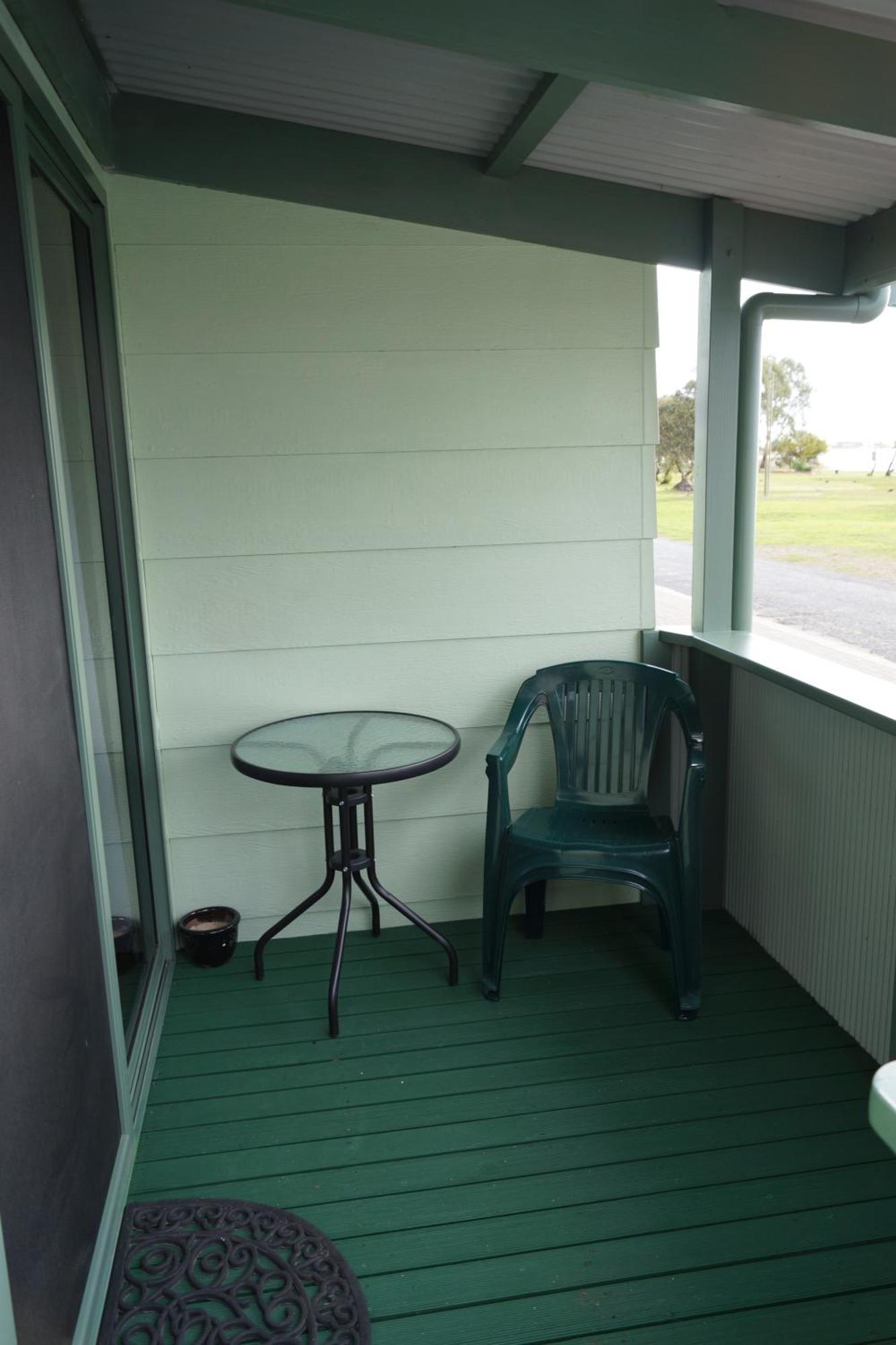 Lake Albert Caravan Park Otel Meningie Oda fotoğraf